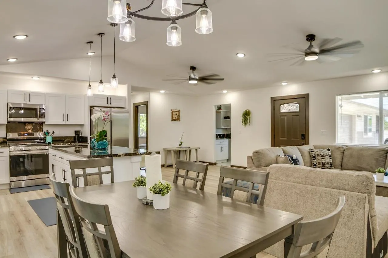Keaau Getaway With Patio, 3 Mi To Shipman Beach!
