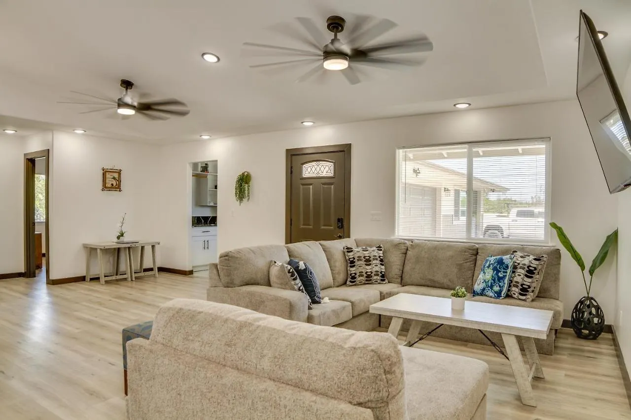 Keaau Getaway With Patio, 3 Mi To Shipman Beach! Holiday home