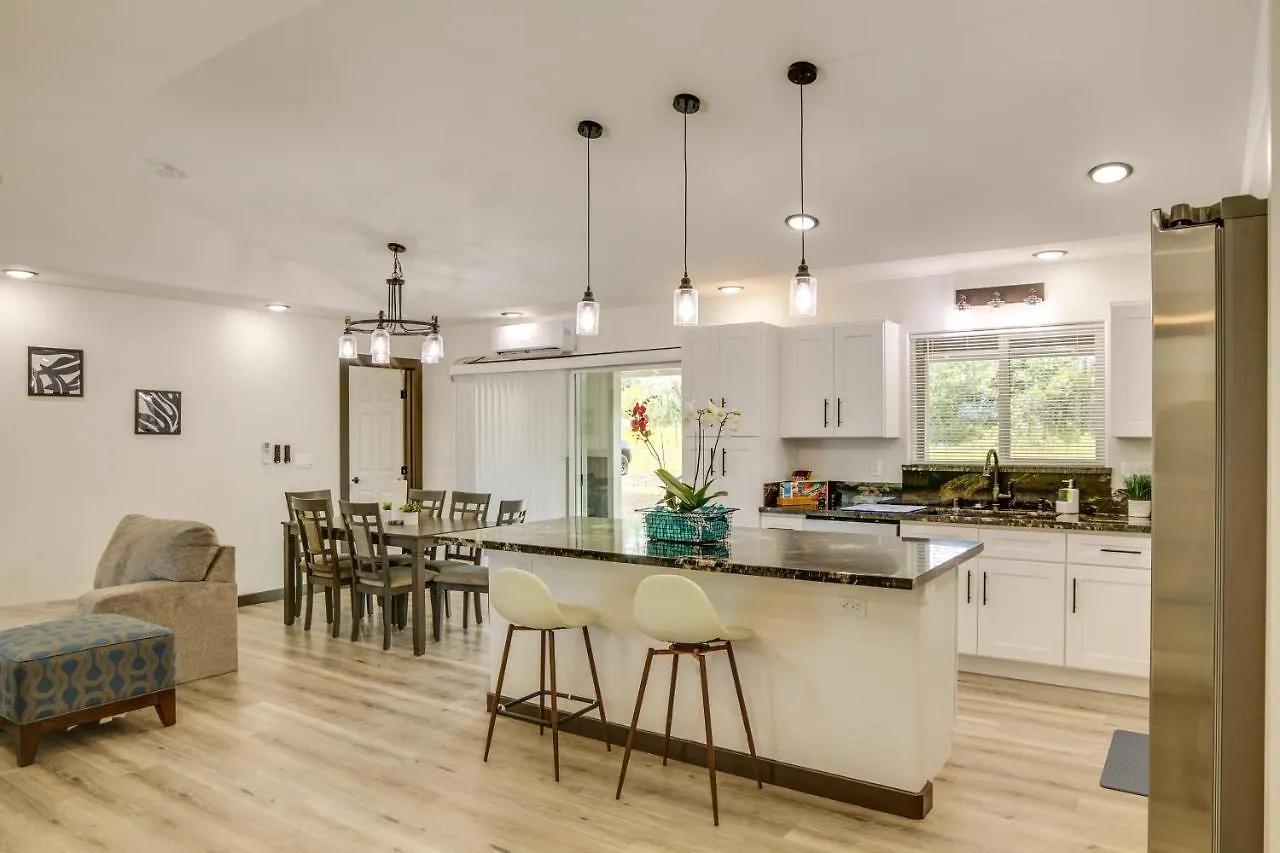 Keaau Getaway With Patio, 3 Mi To Shipman Beach!