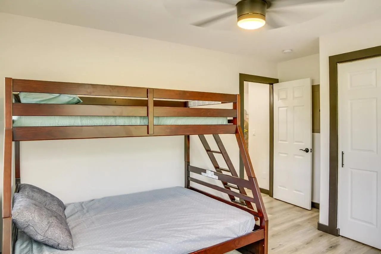 Keaau Getaway With Patio, 3 Mi To Shipman Beach! Holiday home
